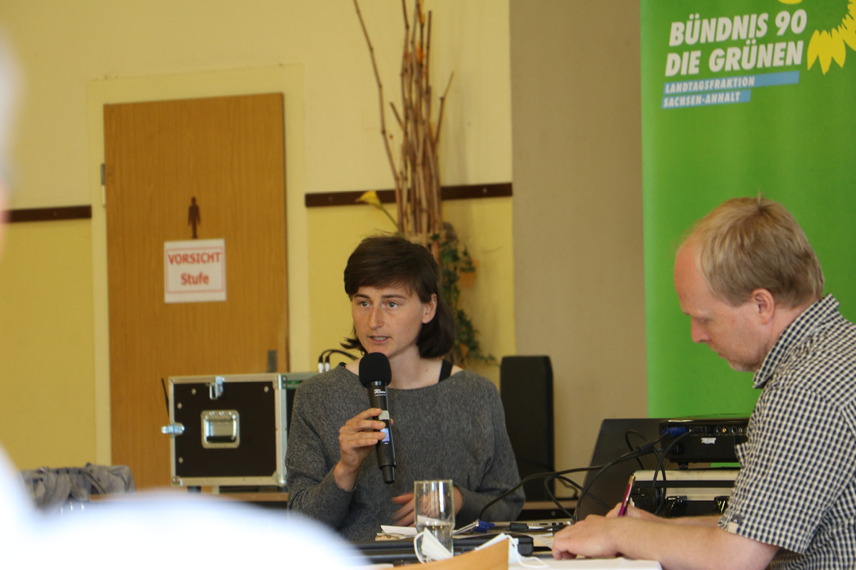 Rednerin Jessica Haby spricht bei der Veranstaltung Solidarische Landwirtschaft. 