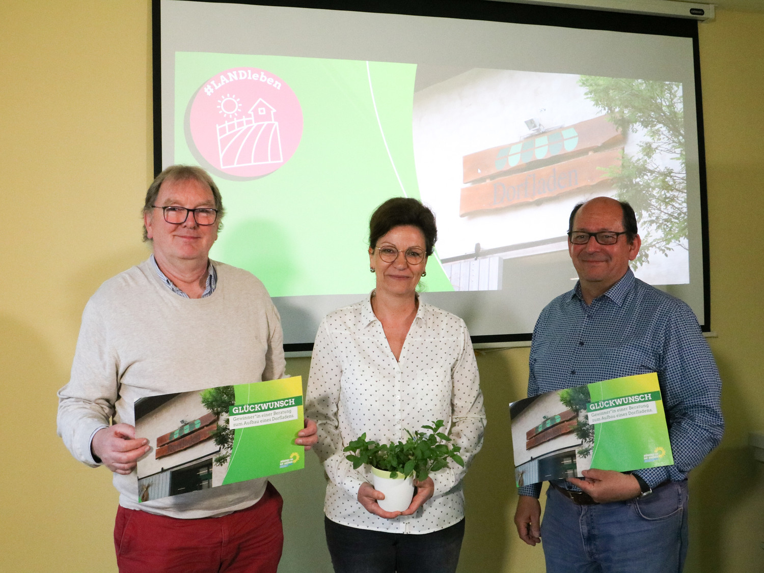 (von links nach rechts): Herbert Diekers, Mitglied im Orts- und Kulturverein Kuhlhausen sowie Doreen Berger und Thomas Suchas vom Förderverein Jahmo e.V. (Christina Jacobs war leider bei der Preisübergabe nicht anwesend)