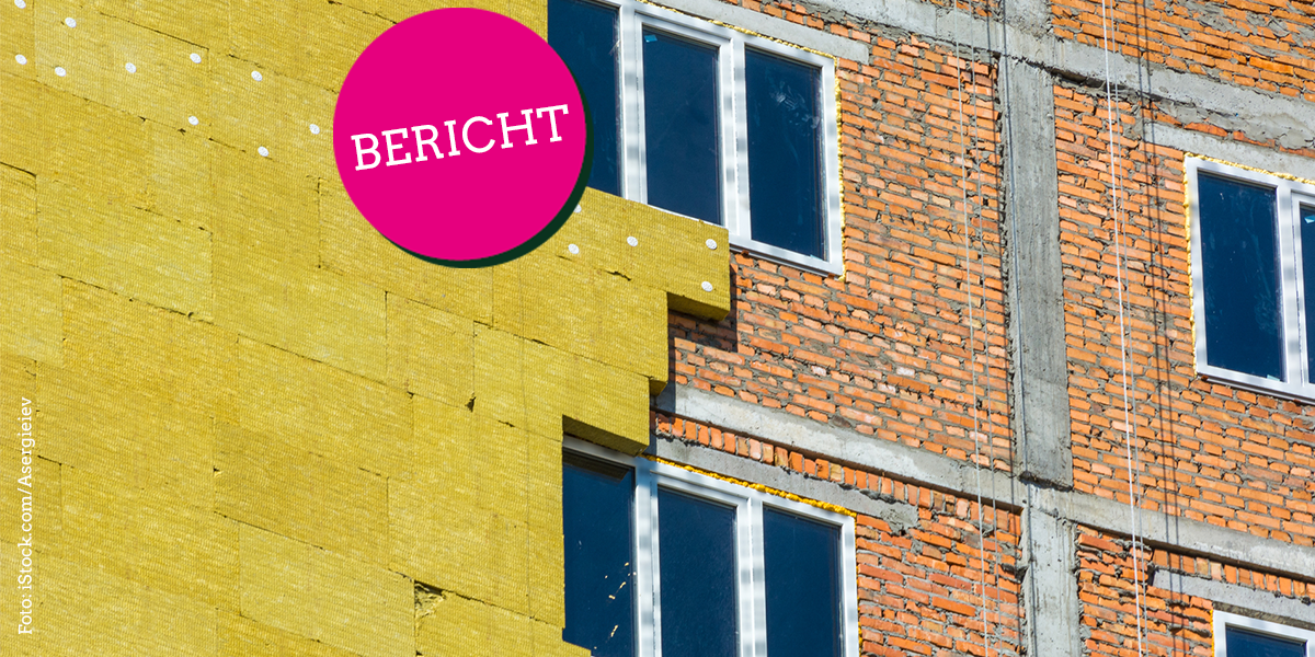 KI generiert: Das Bild zeigt eine Baustelle mit einer isolierten Hausfassade, bei der eine Seite mit gelbem Isoliermaterial verkleidet ist, während die andere Seite aus unverputzten Ziegelsteinen besteht. Oben links ist ein rosafarbener Kreis mit dem Wort "BERICHT" zu sehen.