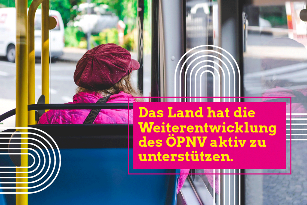 Eine Person sitzt mit dem Rücken zum Fotografen auf einem Sitzplatz im Bus. Sie trägt eine Kappe und schaut aus dem Fenster. Auf dem Bild steht "Das Land hat die Weiterentwicklung des ÖPNV aktiv zu unterstützen." geschrieben.