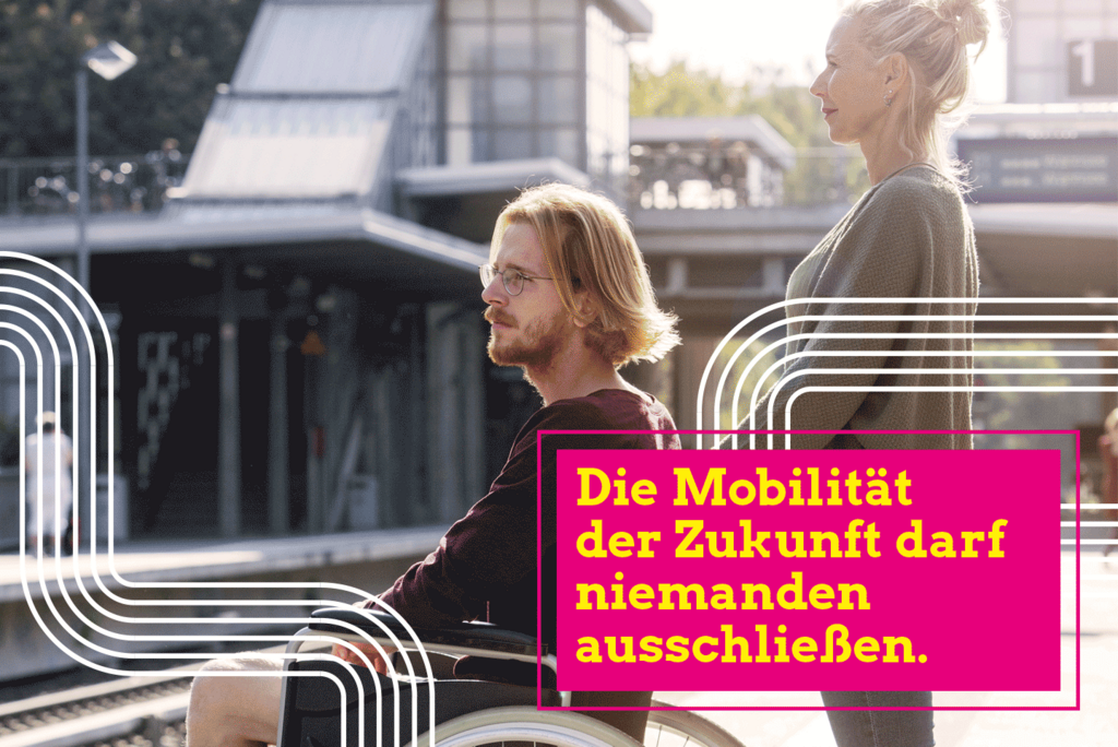 Eine Person sitzt im Rollstuhl und wird von einer weiteren Person geschoben. Im Hintergrund sind Bahnsteig und Schienen zu erkennen. Auf dem Bild steht geschriben: "Die Mobilität der Zukunft darf niemanden ausschließen."