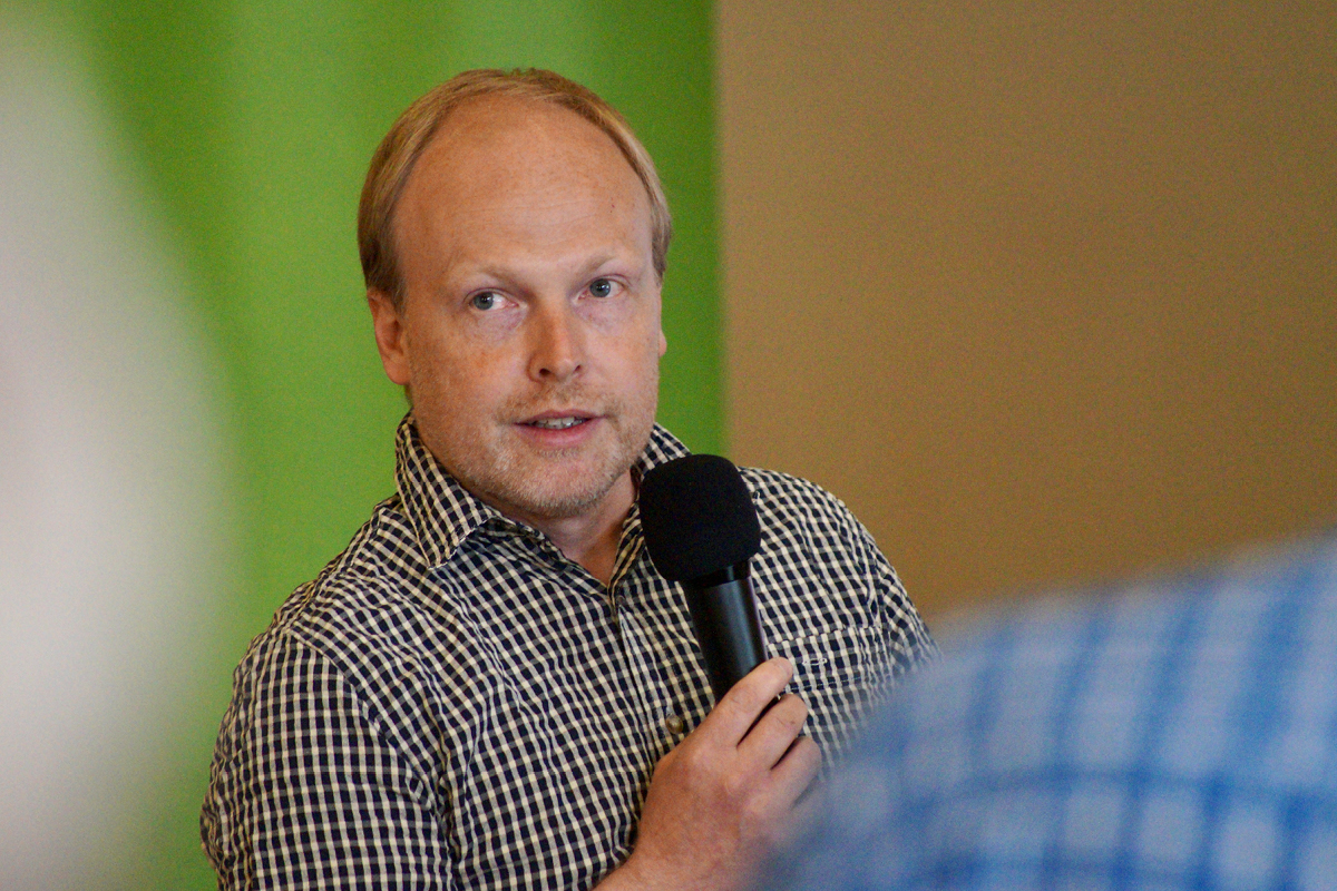 Redner Jan Zimmermann bei der Veranstaltung Solidarische Landrwirtschaft. 