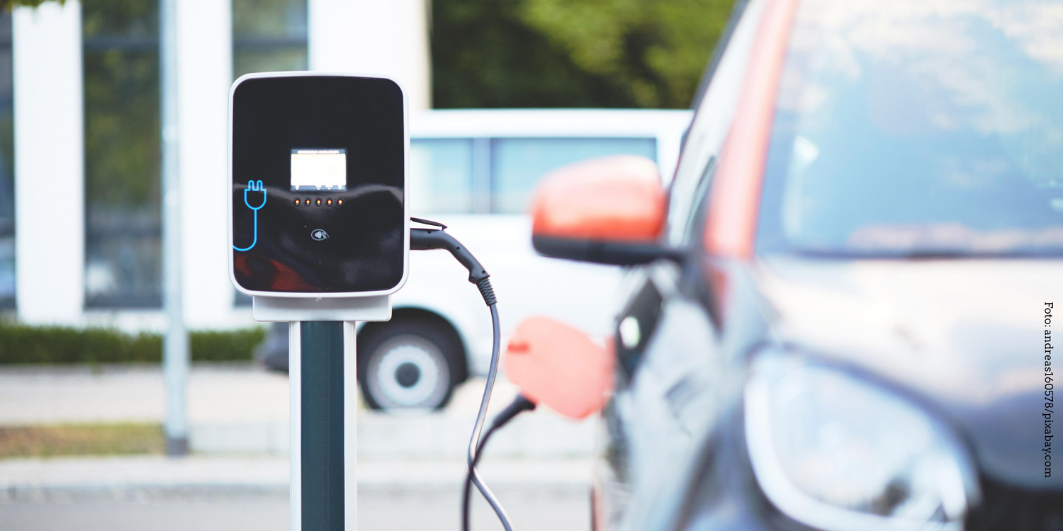 KI generiert: Das Bild zeigt ein Elektroauto, das an einer Ladestation aufgeladen wird. Der Fokus liegt auf dem Ladevorgang und den umweltfreundlichen Aspekten der Elektromobilität.