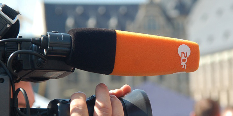 ZDF-Mirko auf einer Filmkamera