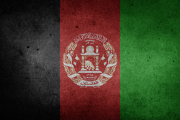 KI generiert: Das Bild zeigt die Flagge Afghanistans, bestehend aus drei vertikalen Streifen in Schwarz, Rot und Grün, mit einem zentralen Emblem. Das Emblem besteht aus einer Moschee mit einem Banner darunter.