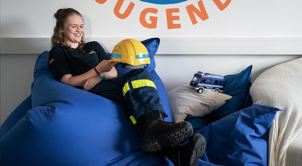 Antonia Schmitz sitzt auf einem Sitzsack. 