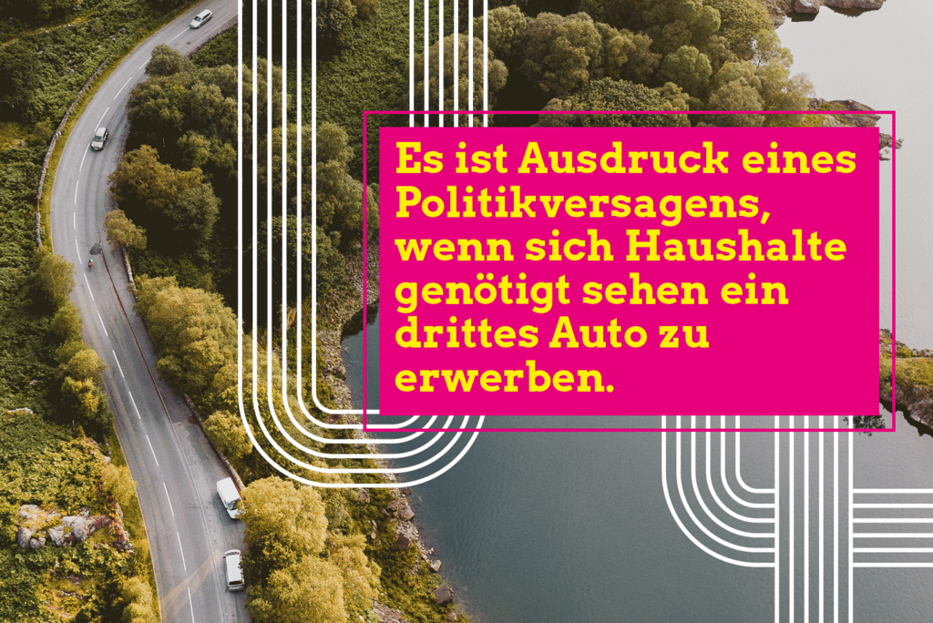 KI generiert: Das Bild zeigt einen Text über Politikversagen in Bezug auf Haushalte, die gezwungen sind, ein drittes Auto zu kaufen. Im Hintergrund ist eine Luftaufnahme einer kurvigen Straße, die durch eine bewaldete Landschaft verläuft.