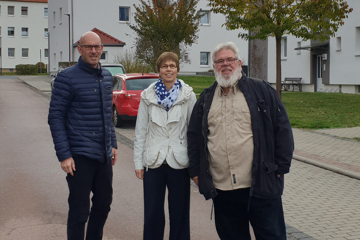 Wolfgang Aldag und Dorothea Frederking im Gespräch mit einem Verteter einer Wohungsbaugenossenschaft. 