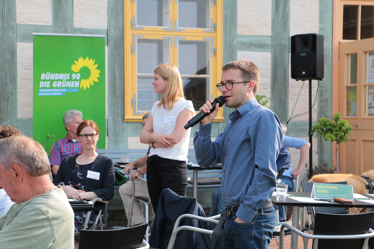 Sebastian Striegel spricht beim Bürgerdialogin ein Mikrofon. 