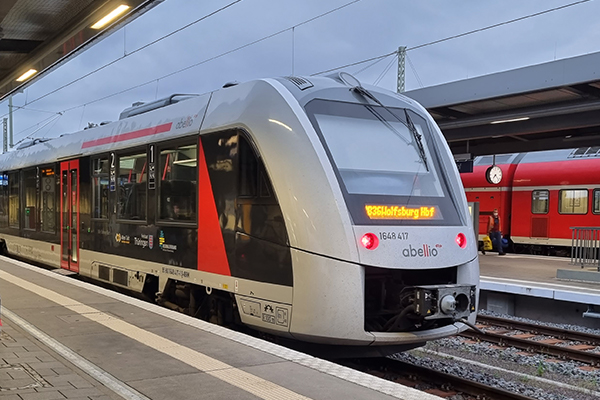 Ein Zug steht am Bahnhof. 