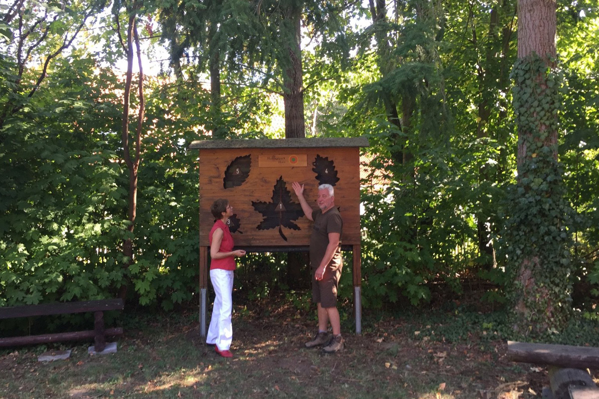 Dorothea Frederking vor einer Erklärtafel.