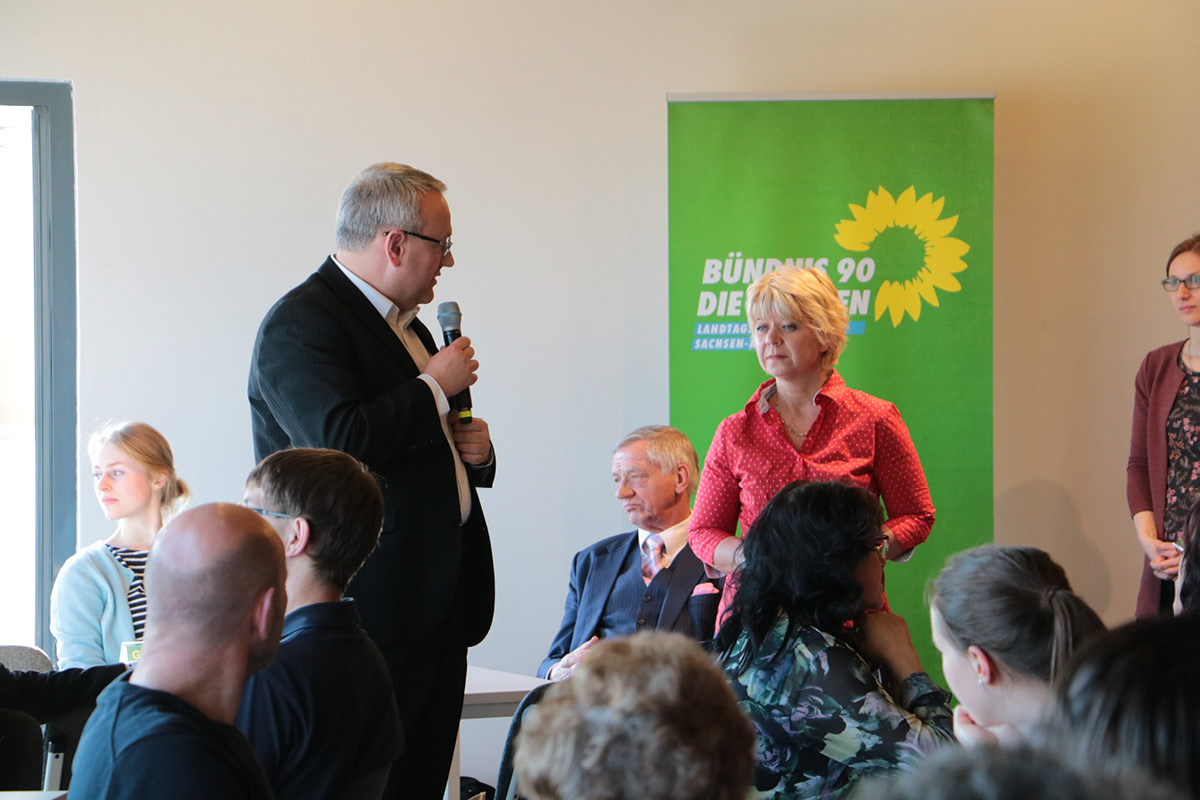 Cornelia Lüddemann im Gespräch mit einem Bürger während des Bürgerdiaogs in Naumburg.