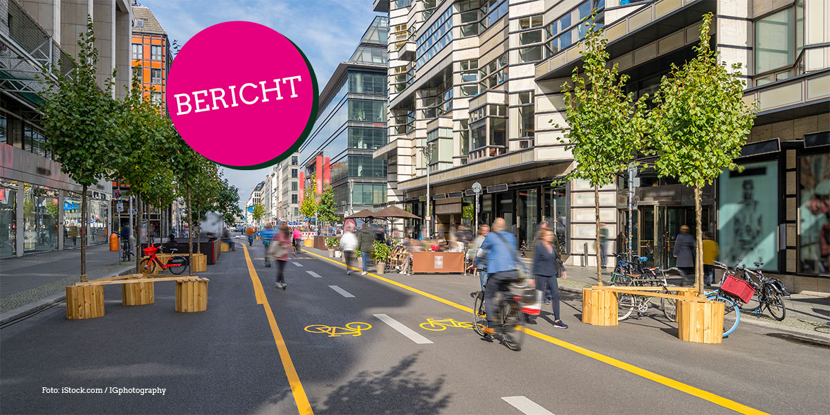 KI generiert: Das Bild zeigt eine städtische Straße, die für den Autoverkehr gesperrt ist und stattdessen von Radfahrern und Fußgängern genutzt wird. Es gibt Bäume und Sitzgelegenheiten auf der Straße, die eine fußgängerfreundliche Umgebung unterstützen.